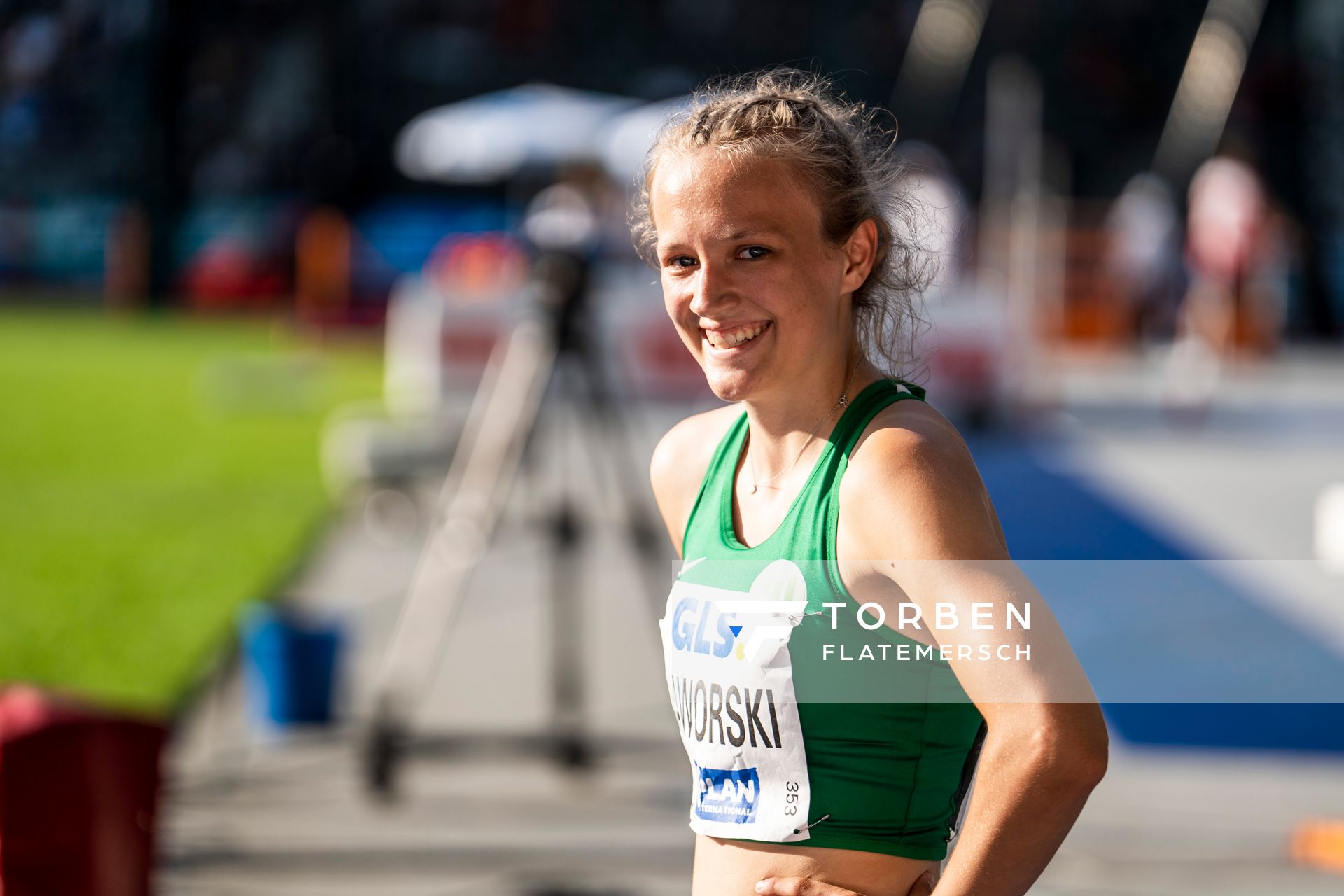 Nele Jaworski (VfL Wolfsburg) nach dem 200m Finale waehrend der deutschen Leichtathletik-Meisterschaften im Olympiastadion am 26.06.2022 in Berlin